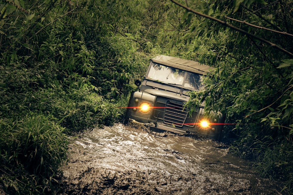 あらゆる地形に対応する4x4オフロード用カスタムサスペンションパーツ