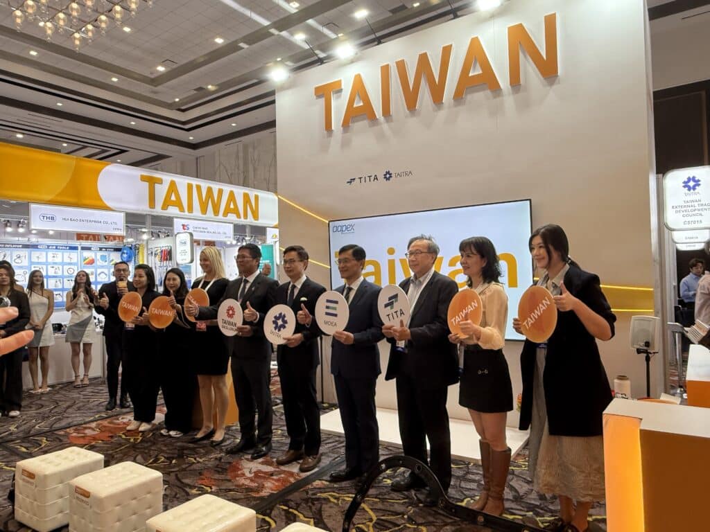 由台灣紡織工業同業公會 (TAITRA) 主理的台灣館，在 AAPEX 2025 第一天舉行了充滿活力的開幕典禮。