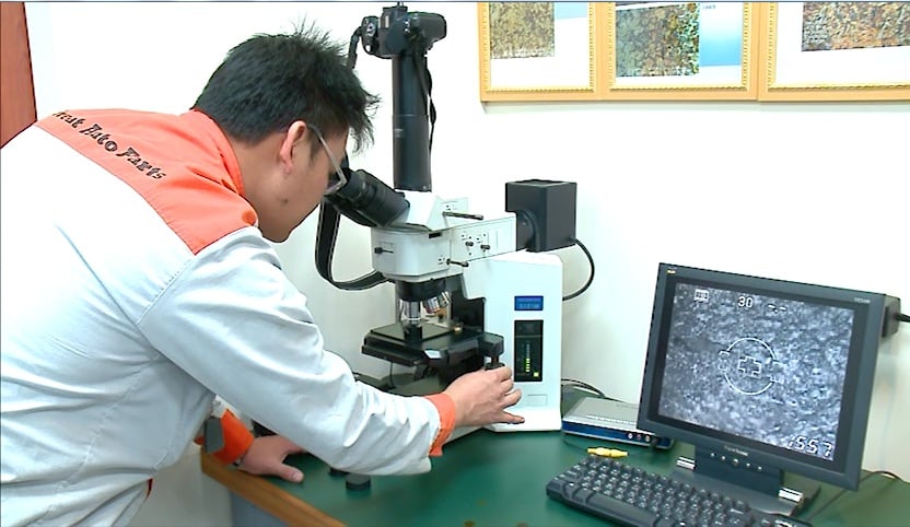 The Metallurgical microscope inspector